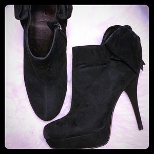 Bow booties size 11